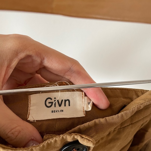 Camel coloured pleated shorts with button - Picture 2 of 2